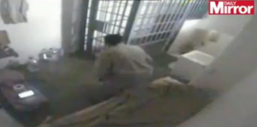 بالفيديو- لحظة هروب أخطر تاجر مخدرات من السجن من فتحة المرحاض!