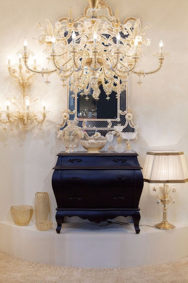 ثريات وأكسسوارات مشغولة مثل الجواهر