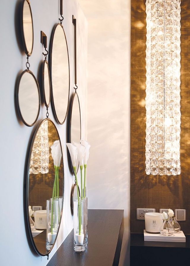 المرايا بأشكالها المختلفة تُكسب المشهد الزخرفي رونقاً مميزاً