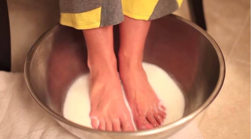 قبل العيد بيوم، انقعي قدميك بمزيج الصودا والحليب... سوف تصدمين بالنتيجة