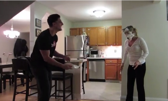 فيديو- 9 ملايين مشاهدة لشاب ينفذ مقلب في زوجته، لن تصدقوا ردة فعلها