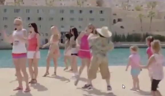 فيديو- فتيات أجنبيات يرقصن بطريقة جنونية على الأغنية المصرية 