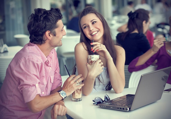 خاص بالرجال.. 4 حركات تؤكد اعجاب المرأة بك