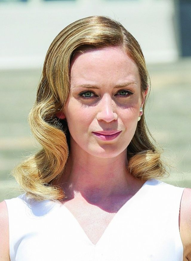 تسريحة إيميلي بلانت المموجة بأسلوب ريترو من  أجمل التسريحات. بدت راقية وناعمة.
