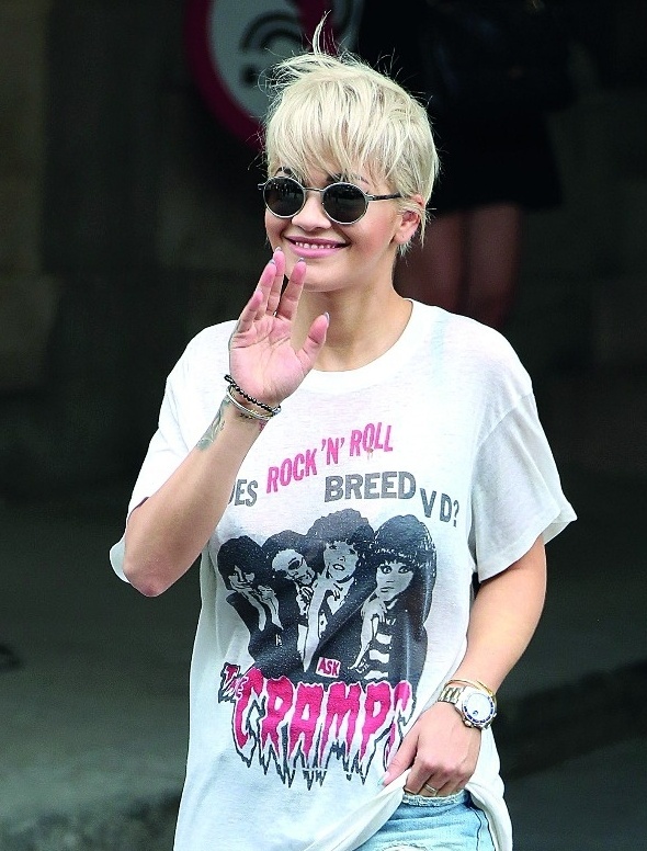 تحوّل مظهر «الفتاة العابثة». ريتا أورا قبل دخولها عرض دارChanel بدت غير مبالية بـ T-shirtرحبة مطبعة بكلمات فنية صاخبة ثم تألقت ببذلة معدنية مع عقد مبهر خطف الأنفاس.