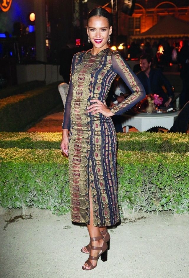 اهتمت جيسيكا ألبا بأدق تفاصيل إطلالتها، أحمر شفاه مع تسريحة الشينيون الإسباني المشدود... بدت كجميلات Dolce and Gabbana.