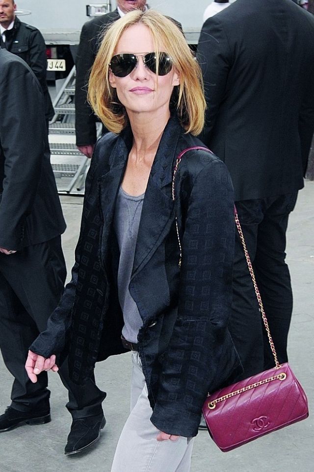 فانيسا بارادي حملت حقيبة شانيل باللون البني الماهوغاني، إنها لمسة سحرية لإطلالتها العفوية.