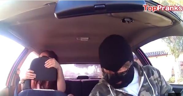 فيديو لشاب ينفذ مقلباً مرعباً بحبيبته