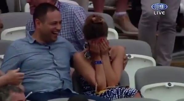 فيديو- إمرأة تتعرض لموقف محرج أمام آلاف الجماهير