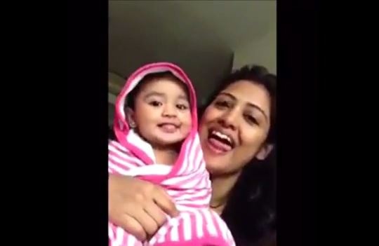 فيديو- طفلة تقلد والدتها بطريقة طريفة