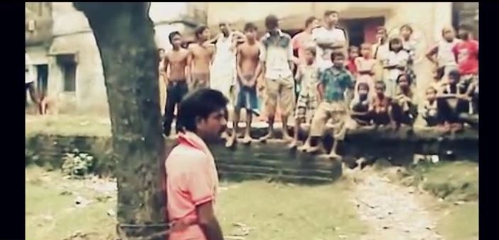 فيديو- امرأة تقيد رجلاً وتوسعه ضرباً