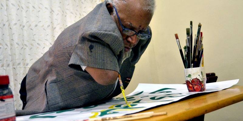 بالصور: أشهر خطاط في مصر بلا ذراعين ما حكايته؟