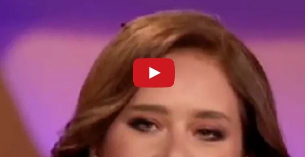 بالفيديو- صرصار يهجم على شعر نيللي كريم مباشرة على الهواء، شاهدوا ردة فعلها