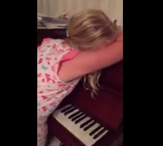 فيديو- فتاة تمشي وتعزف على البيانو أثناء نومها