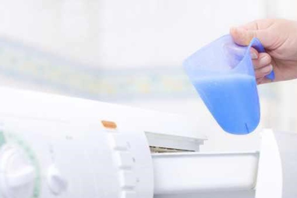 أسرع طريقة لإعداد منعم الأقمشة في المنزل