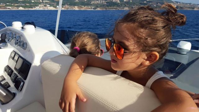 بالصور- نانسي عجرم على البحر مع والدها وابنتيها