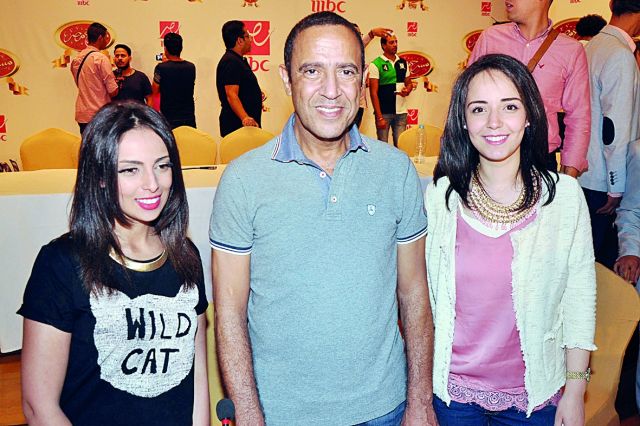 أشرف يتوسط وجهين جديدين