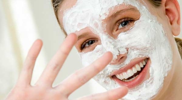 ماسك الدقيق لتفتيح البشرة بأمان في الصيف