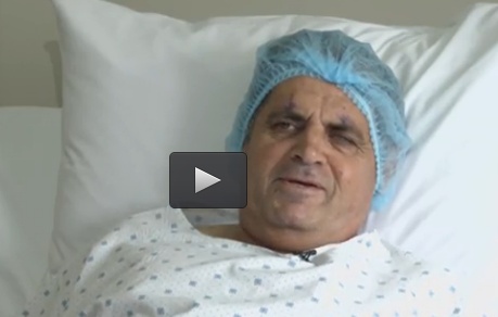 بالفيديو- للمرة الأولى في العالم... طبيب لبناني يعيد البصر لرجل أعمى بعد 30 عاماً!