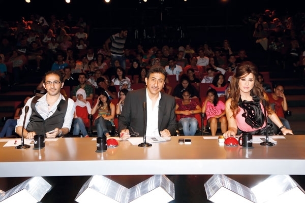 المشاركون يتهافتون للدخول إلى الاختبار قبل وصول العميد