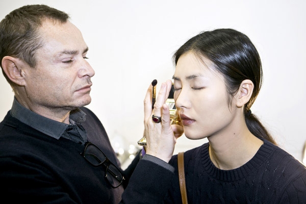 ماكياجك هذا الشتاء بشرة نضرة وطبيعيّة، آيلاينر أسود غرافيكيّ، وشفتان ملوّنتان 'قويتان'