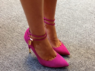 من شوارع نيويورك... خلال أسبوع الموضة: الحذاء الملوّن يميز الطلة