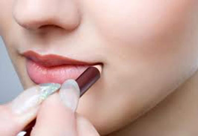 نصيحة للحدّ من سيلان أحمر الشفاه 
