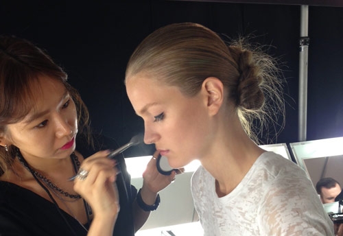 الماكياج في عرض رالف روتشي... الأيلاينر البرتقاليّ للعروض، والأزرق الملوّن لك كلّ يوم