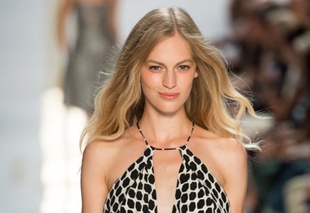 عندما ترتدين الأزياء بالنقوش: إليك هذه التسريحة من أورلاندو بيتا، من عرض DVF