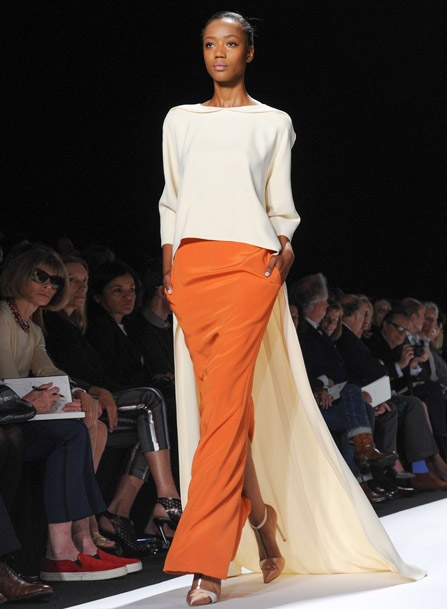 كارولينا هيريرا، وفساتين تتماوج برقّة مع خطواتك