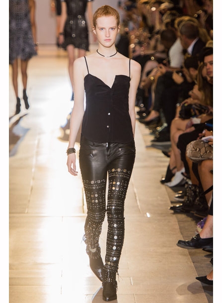 الجينز والفستان ضروريّان جدّاً في خزانة كلّ إمرأة: من عرض Diesel Black Gold 