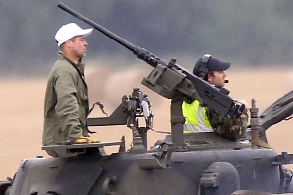 لماذا قصّ براد بيت شعره؟