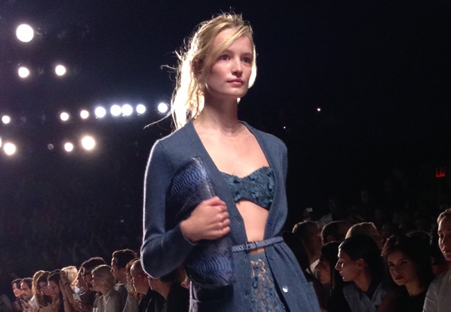 في عرض Michael Kors: المرأة العاملة، تحافظ على أنوثتها ولا تتمكّن من إخفاء رومانسيّتها