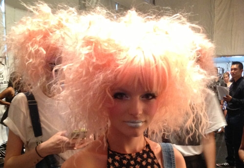 في عرض Betsey Johnson الحفلة تبدأ في الكواليس