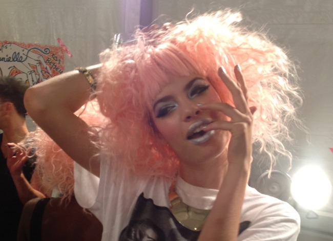 شفاه بلون العينين: الفتاة في Betsey Johnson شابّة تحبّ المرح ولا تخاف من الألوان...