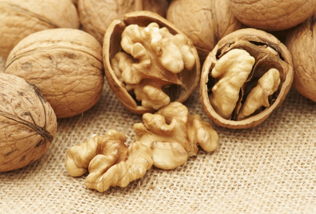 الجوز يساعد على النوم