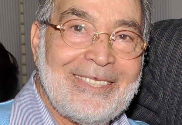 حسن يوسف يحلق لحيته