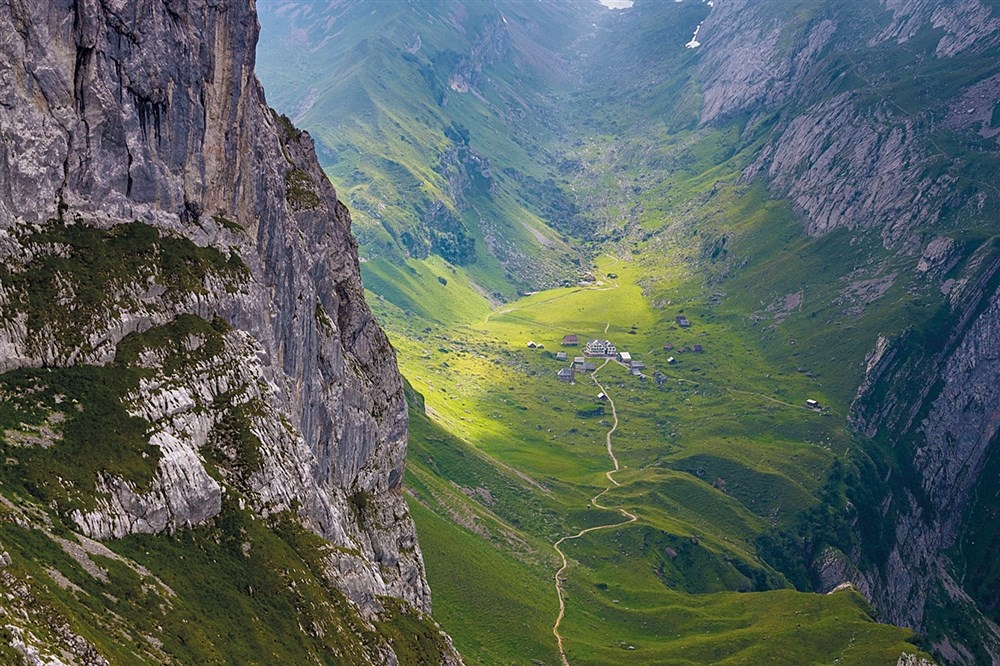 آبينزل وجمال خريف ريف الألب السويسري 