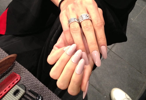 اختاري اللون الزهريّ الحياديّ لأظافر طويلة لوزيّة