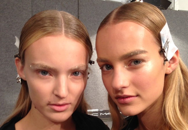 ملّسي شعرك، ثمّ لفيه بعاقص الشعر، ثمّ ملسيه من جديد. عن جدّ؟