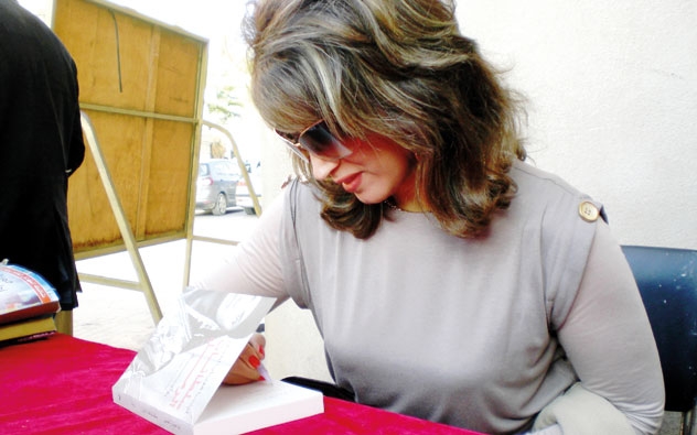 لينا هَوْيَان: أفتقد الغبار على كتبي