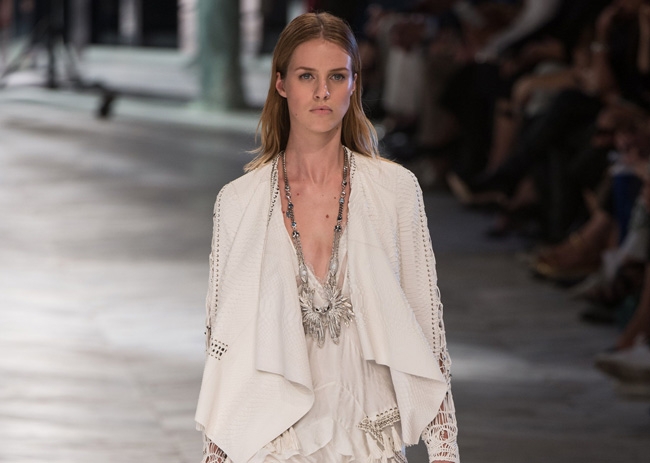 المصمم Roberto Cavalli يعيد الأناقة الغلامور إلى تصاميمه