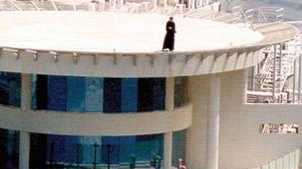 طالبة سعودية حاولت القفز من قمة فندق بالشارقة