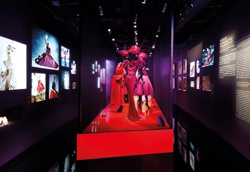 معرض Esprit Dior Shanghai ماذا أخرجت الدار الفرنسية من أرشيفها؟