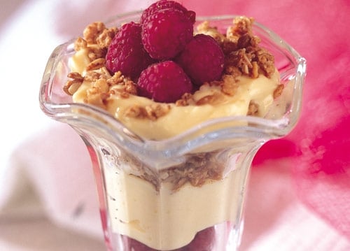 اكواب التوت والحبوب