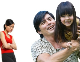 طفلتي شغوفة بوالدها