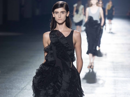 ثنيات بقصات ناعمة، أعطت نكهة مختلفة إلى تصاميمه