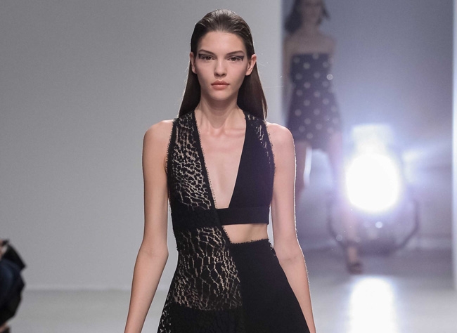 أزياء Anthony Vaccarello، عندما تبحثين عن القصّات الجريئة