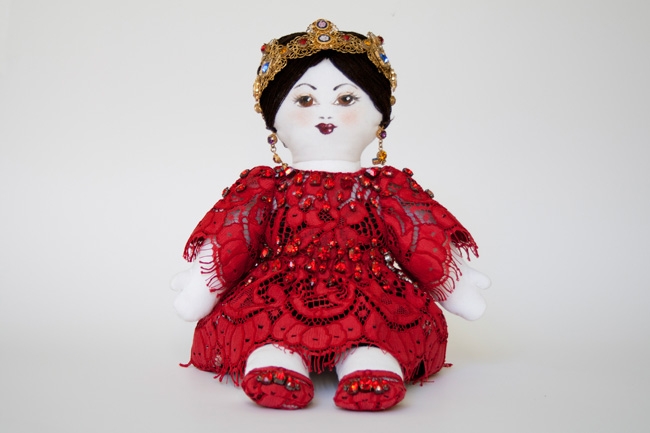 ماذا ترتدي دمية Dolce & Gabbana لليونيسف؟