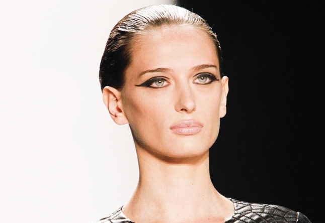 هذا الشتاء واكبي موضة الآيلاينر الغرافيكيّ عندما ترتدين الألوان القويّة